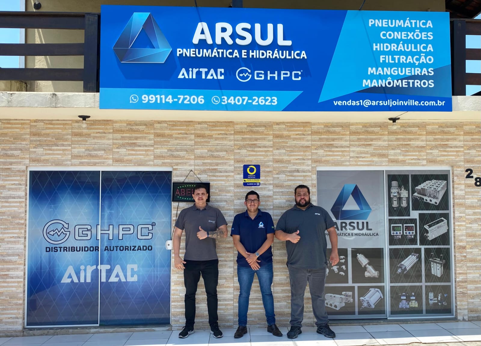 Equipe Arsul em frente à fachada